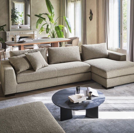 Modulsofa fra Calligaris i boucle-stoff, med sjeselong og elegante ben i mørkt tre. Design: Stefano Spessotto. Plassert i en moderne stue med naturlig lys