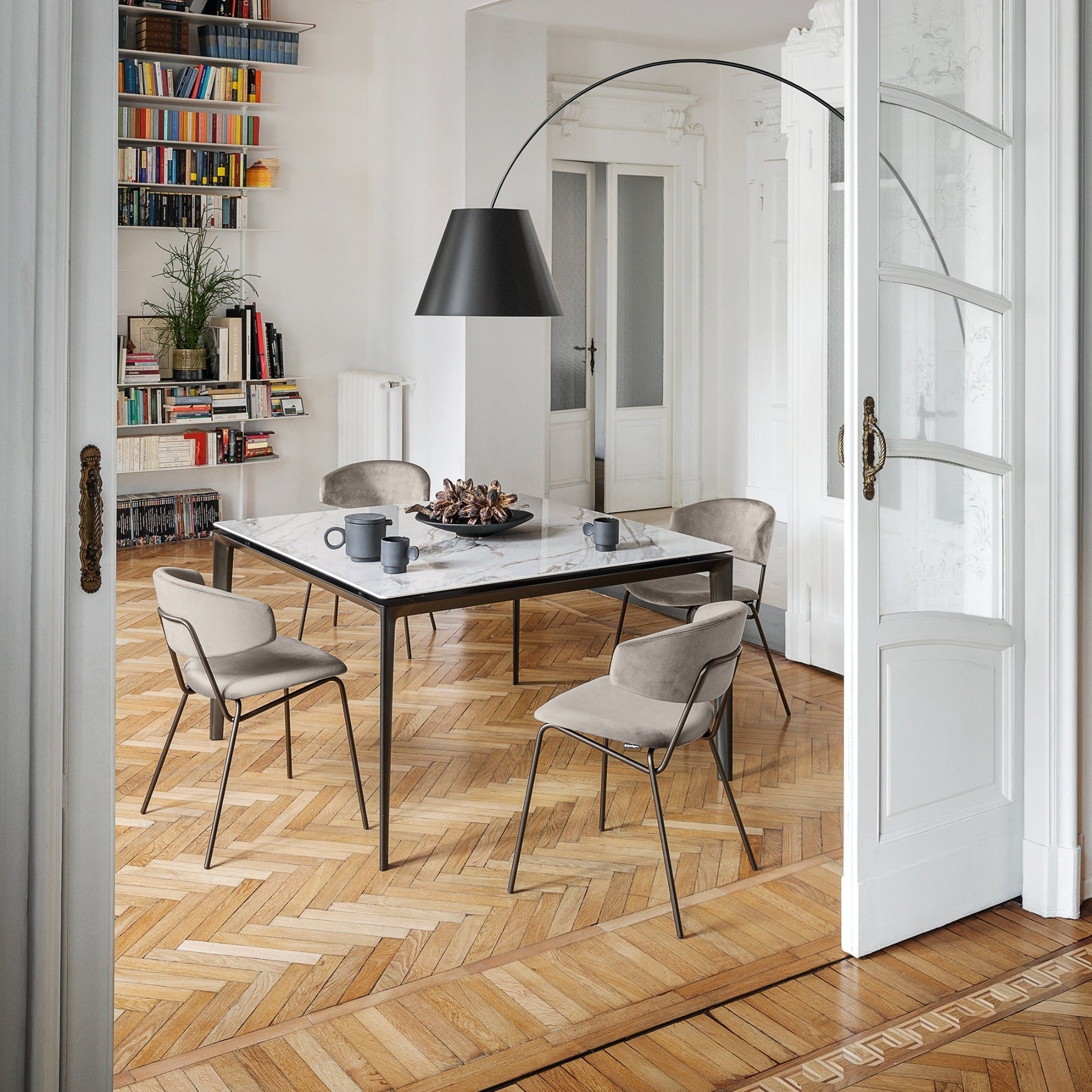 Boma spisebord kvadratisk med utrekk, en del av kategorien Spisebord - At Home Interiør