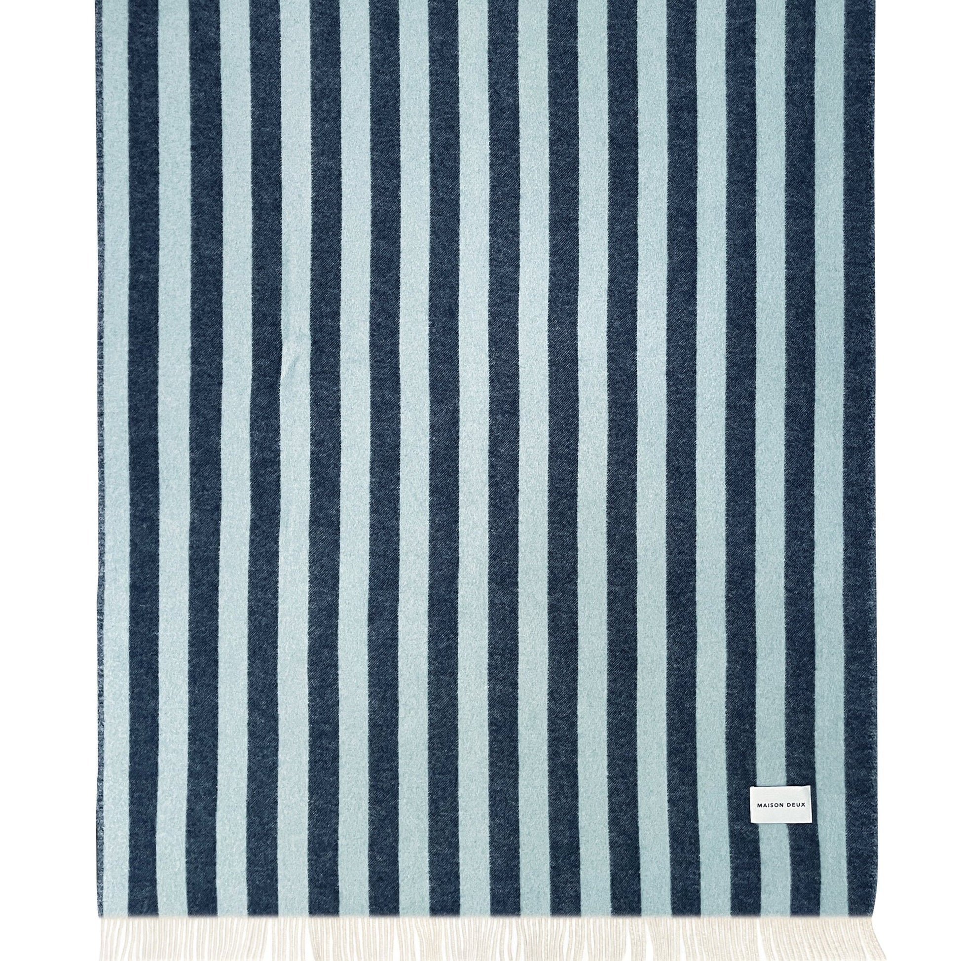 Candy wrap Ullpledd Navy Blue, en del av kategorien Pledd - At Home Interiør