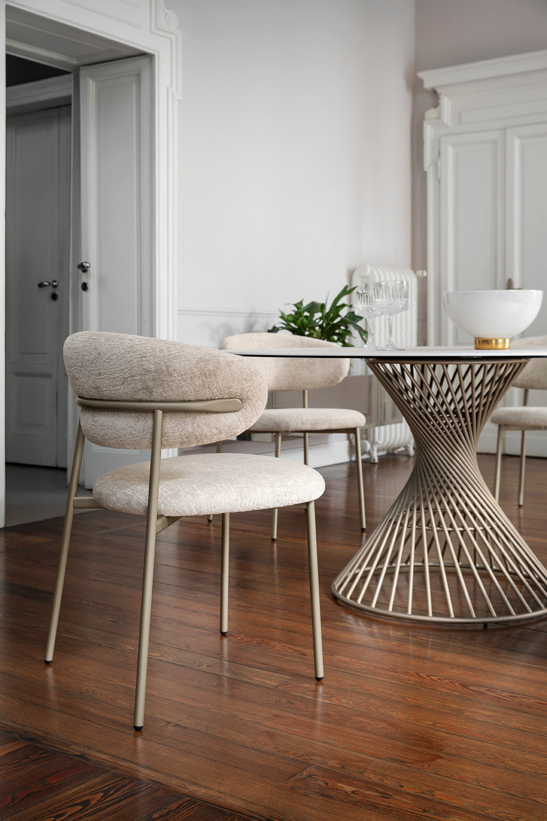 Oleandro spisestuestol med metallben