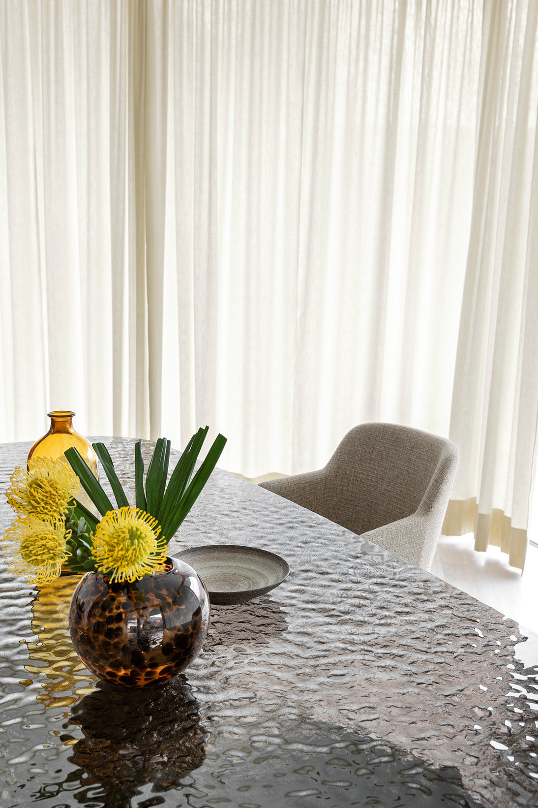 Foyer spisestuestol med arm, metallben