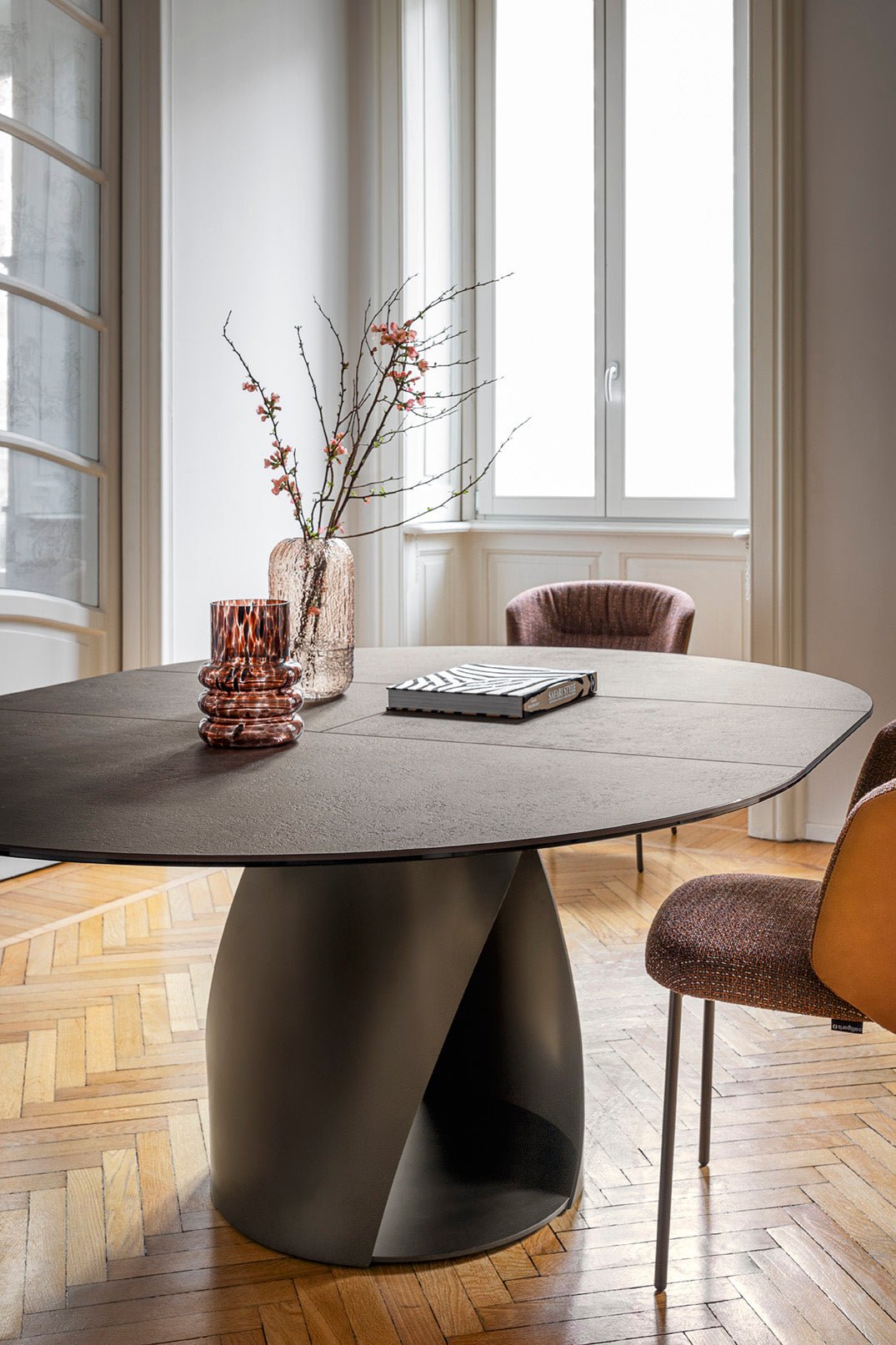 Cyclone rundt spisebord med utrekk, en del av kategorien Spisebord - At Home Interiør