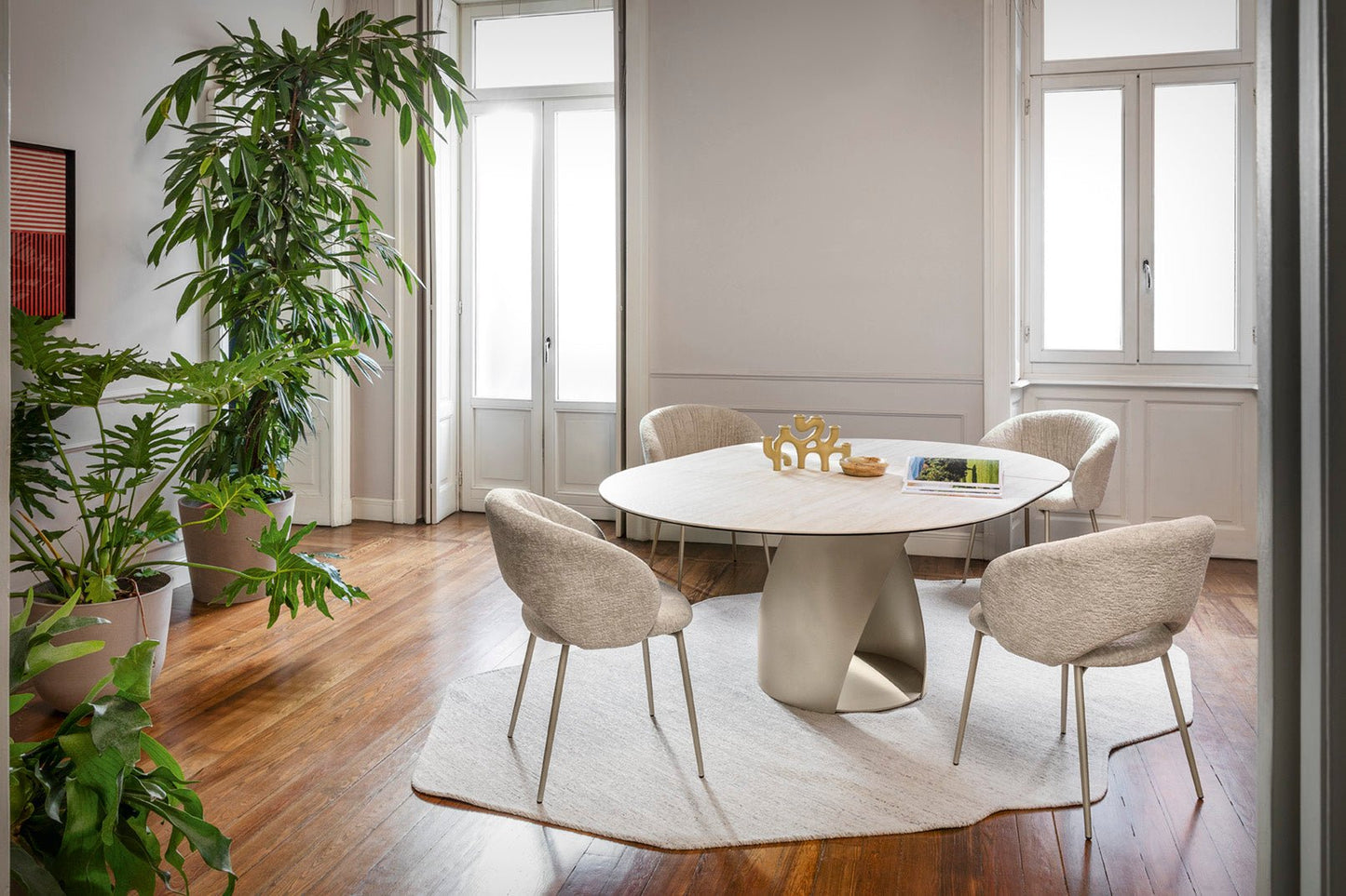 Pakkepris spisestue, Cyclone rundt spisebord med utrekk, en del av kategorien Spisebord - At Home Interiør