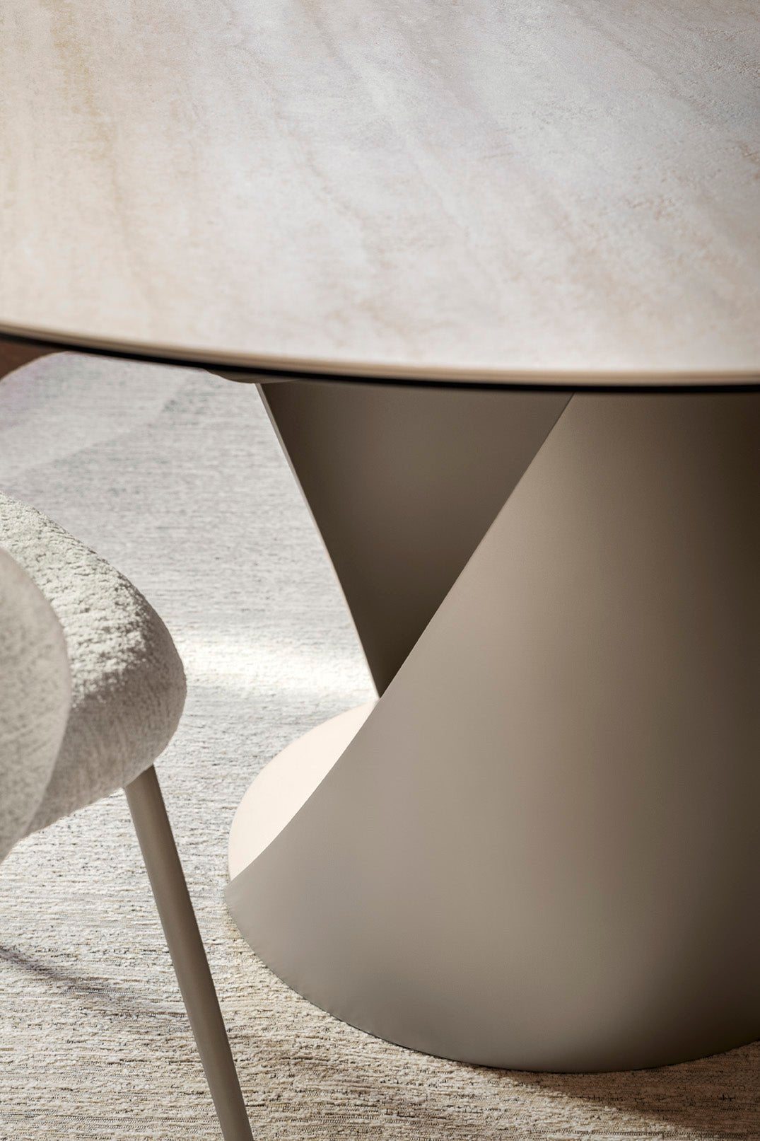 Cyclone rundt spisebord med utrekk, en del av kategorien Spisebord - At Home Interiør