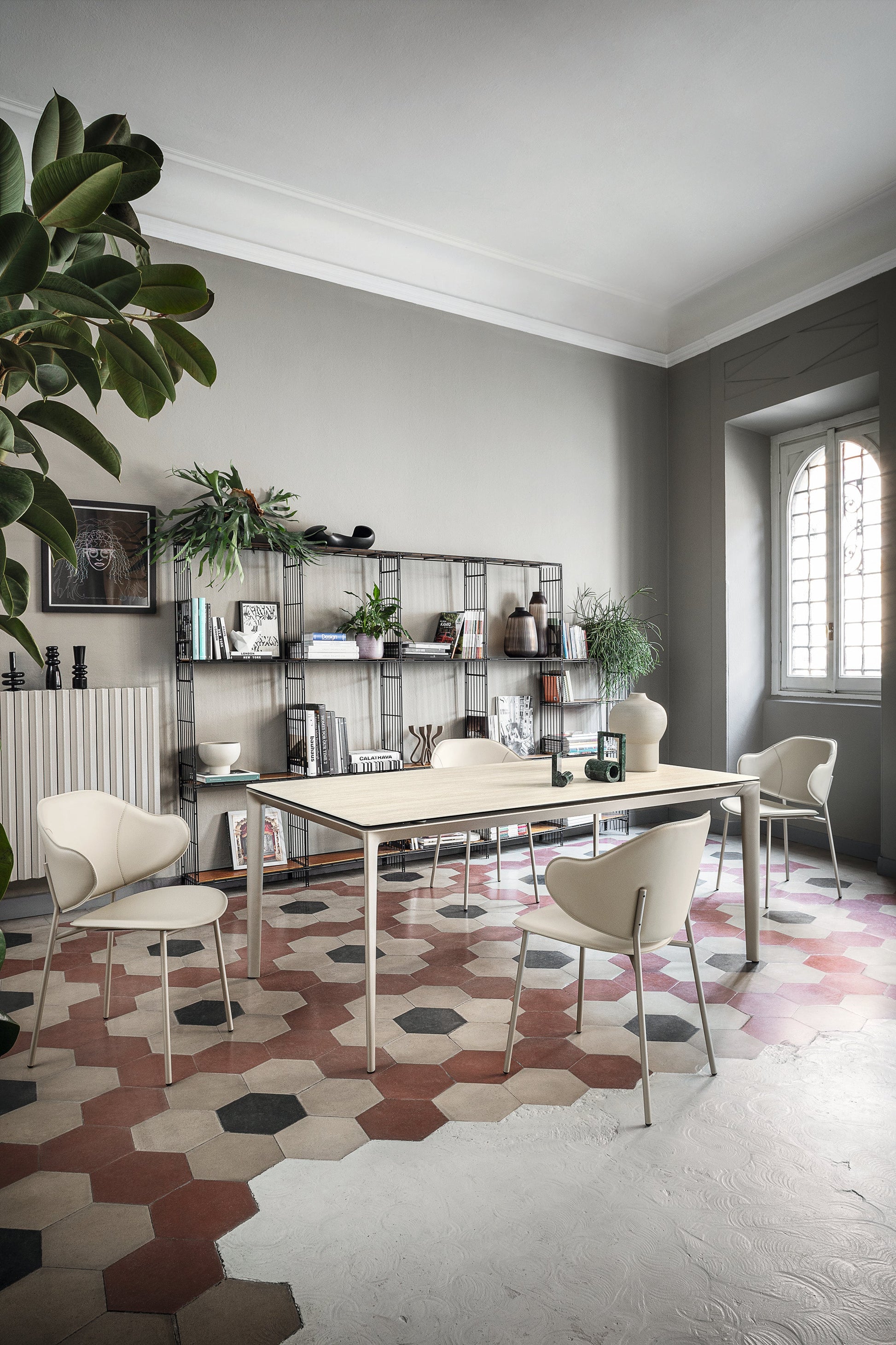 Holly spisestuestol i Skinn med metallben, en del av kategorien spisestuestol - At Home Interiør