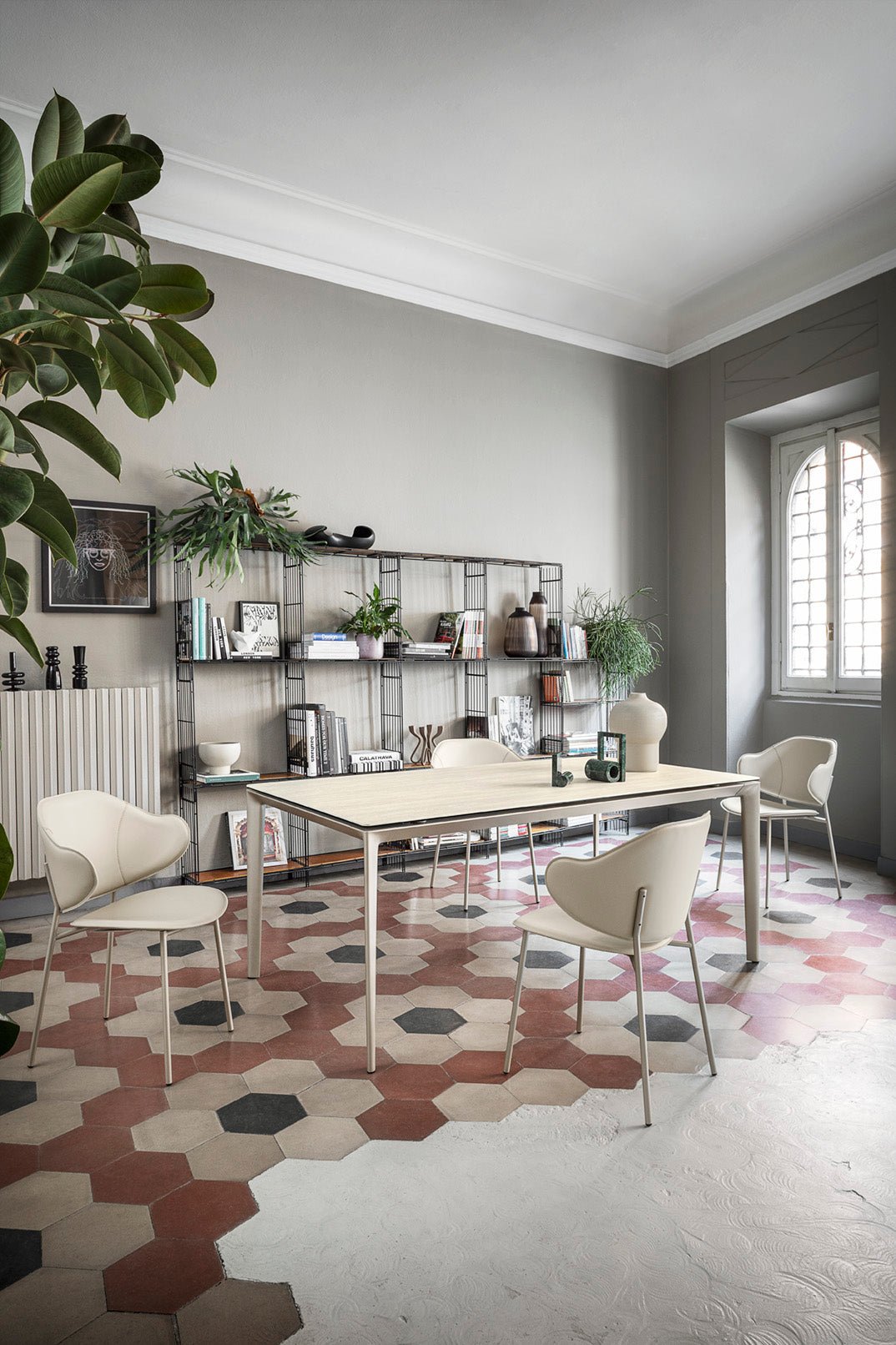 Holly spisestuestol i Skinn med metallben, en del av kategorien spisestuestol - At Home Interiør