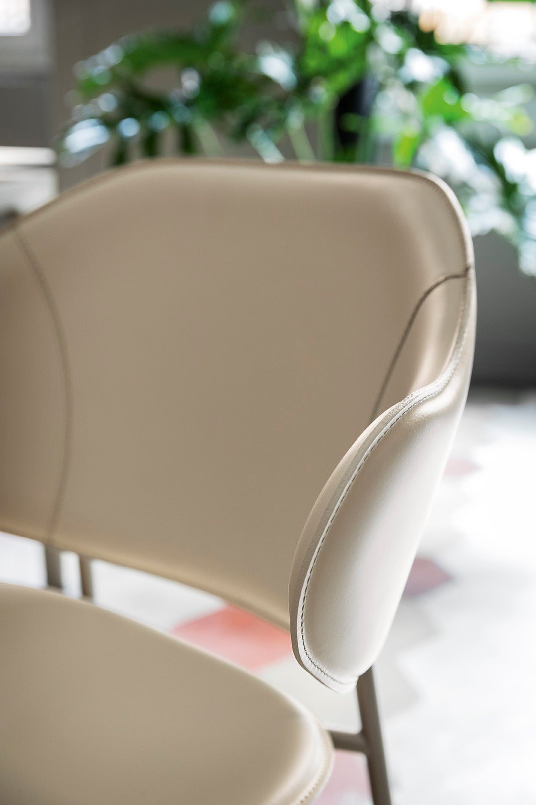 Holly spisestuestol i Skinn med metallben, en del av kategorien spisestuestol - At Home Interiør