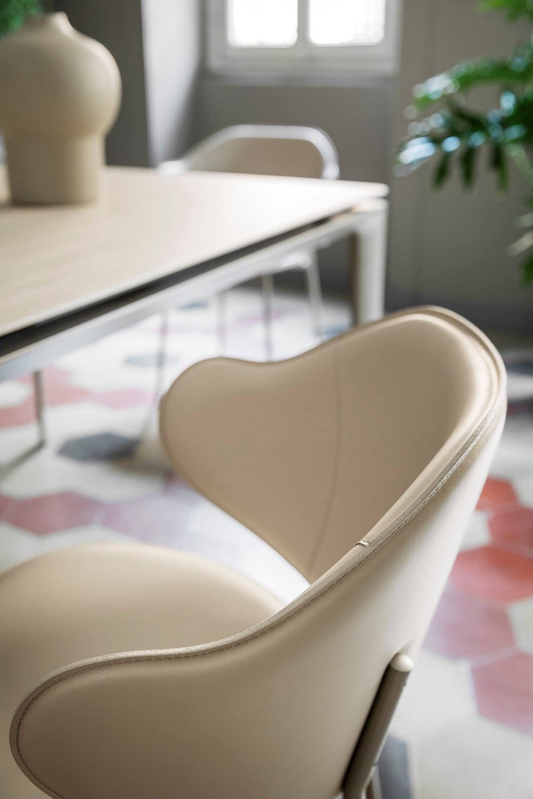 Holly spisestuestol i Skinn med metallben, en del av kategorien spisestuestol - At Home Interiør