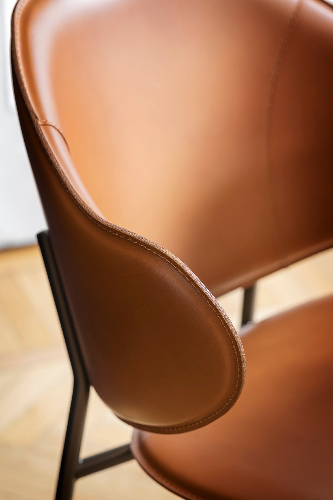 Holly spisestuestol i Skinn med metallben, en del av kategorien spisestuestol - At Home Interiør