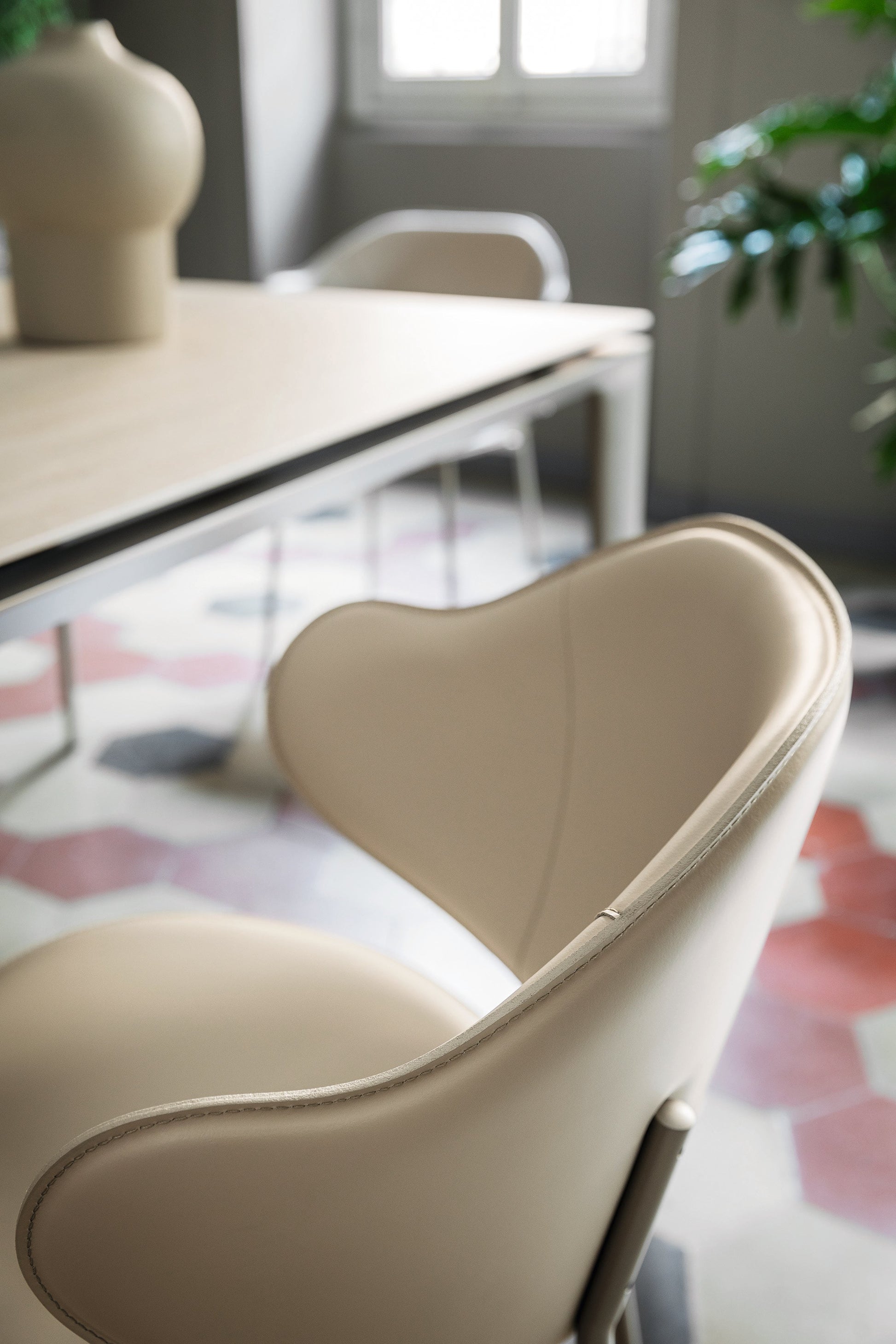 Holly spisestuestol i Skinn med metallben, en del av kategorien spisestuestol - At Home Interiør