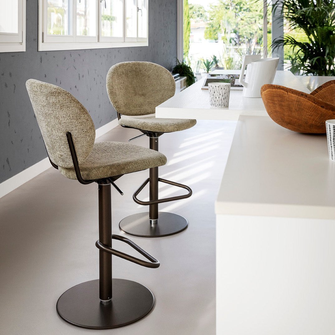 Ines barstol med gaslift, en del av kategorien barkrakker - At Home Interiør