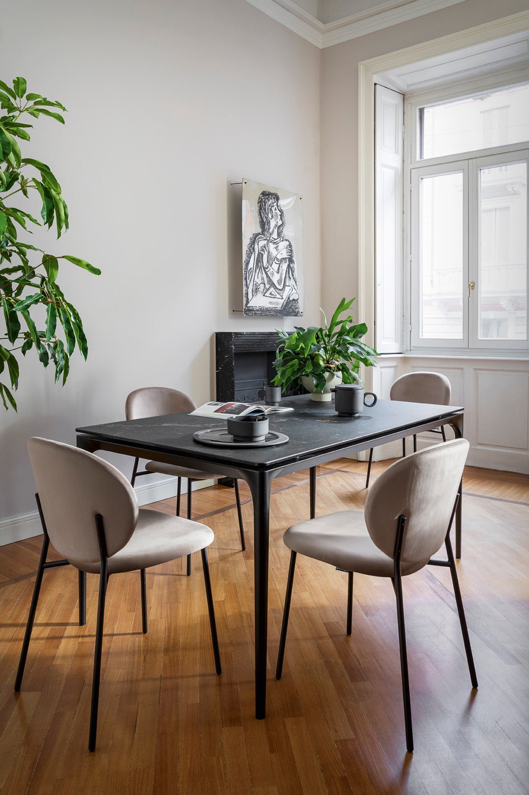 Ines spisestuestol med metallben, CS2004, en del av kategorien spisestuestol - At Home Interiør