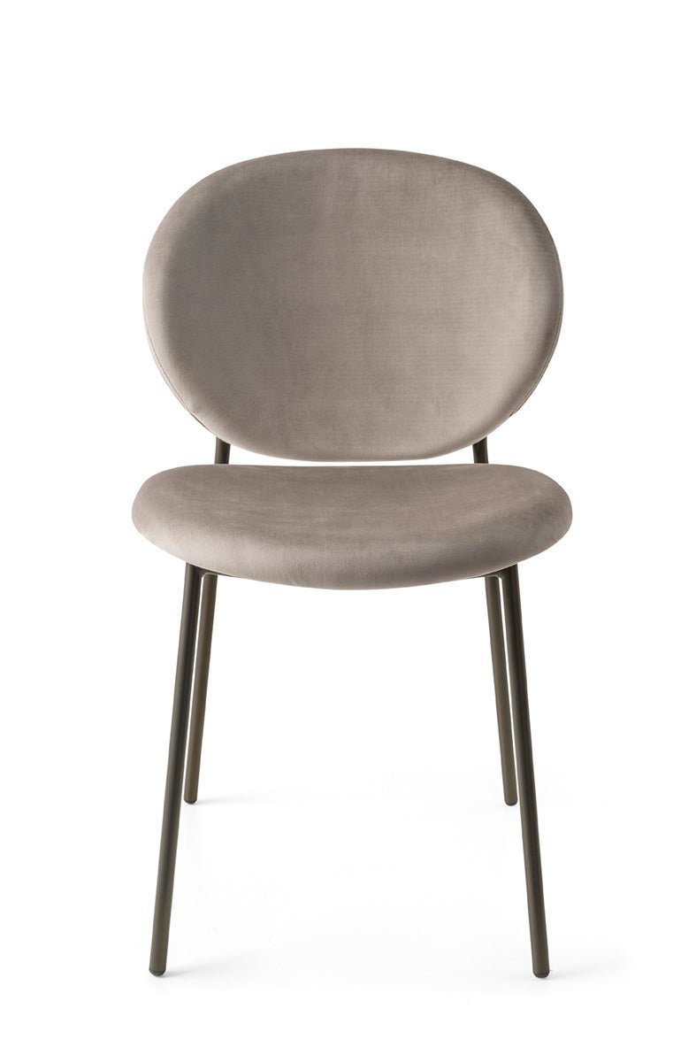 Ines spisestuestol med metallben, CS2004, en del av kategorien spisestuestol - At Home Interiør