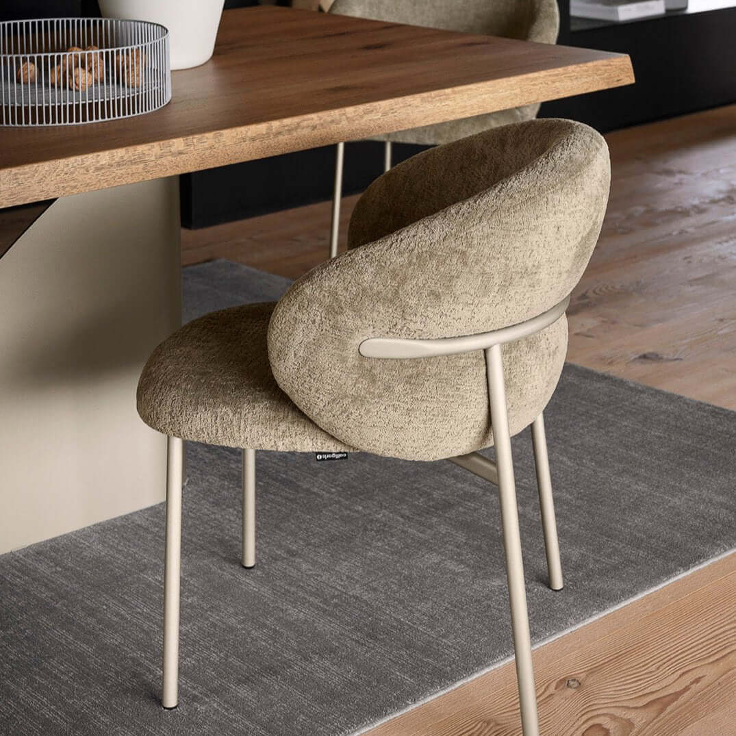 Oleandro spisestuestol 2.0 med metallben NYHET, en del av kategorien spisestuestol - At Home Interiør