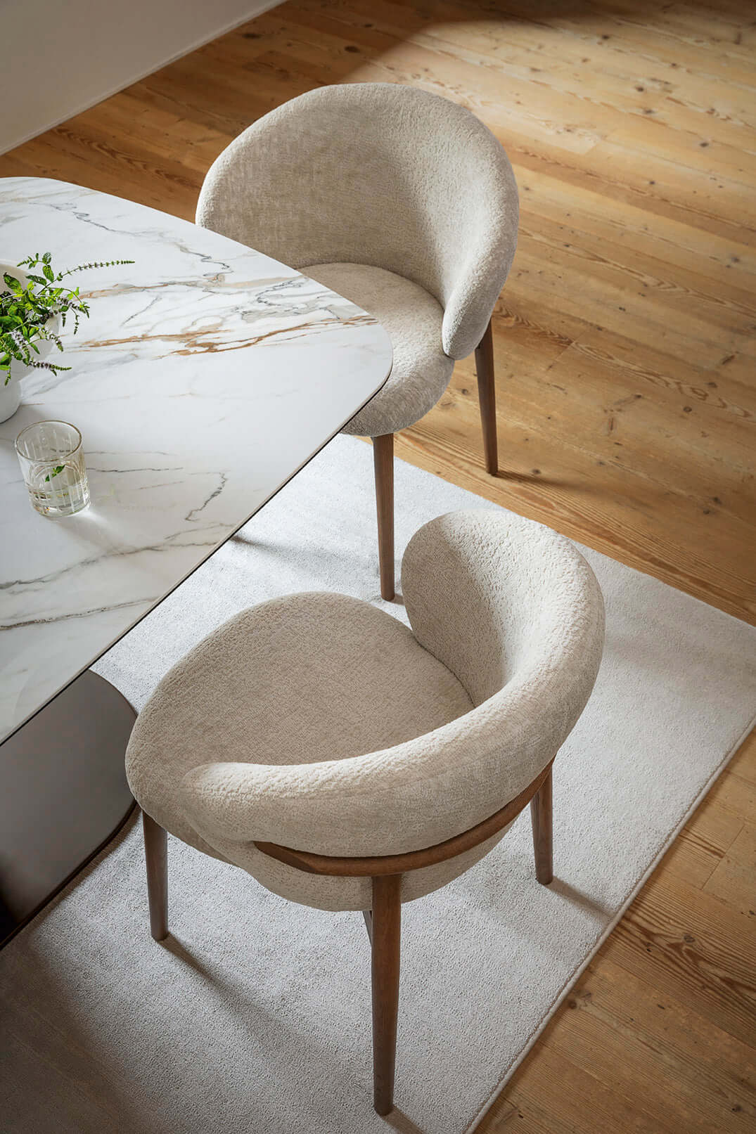 Oleandro spisestuestol 2.0 med treben NYHET, en del av kategorien spisestuestol - At Home Interiør