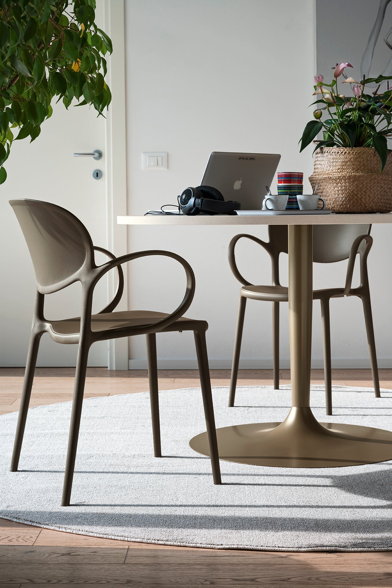 Planet 90/120 spisebord, en del av kategorien Spisebord - At Home Interiør