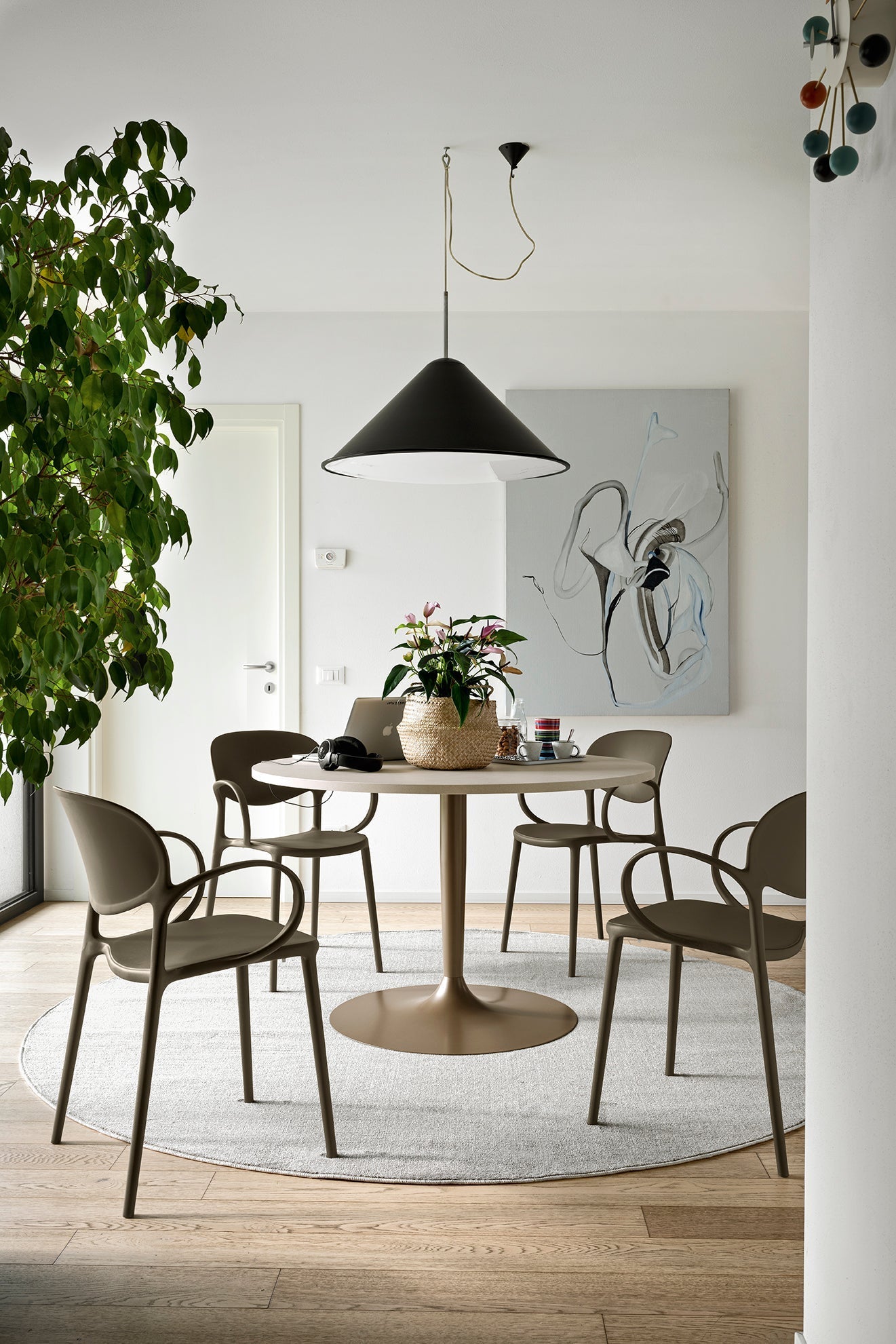 Planet 90/120 spisebord, en del av kategorien Spisebord - At Home Interiør